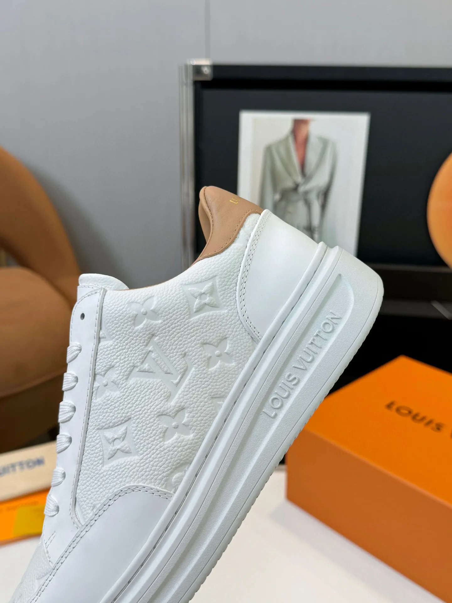 Men's Men's Shoes 💰620💰 LV [Beverly Hills Sports Shoes Series] This Beverly Hills sports shoes are made of grained cow leather with Damier pattern, echoing the current season's leather goods series. The thick rubber outsole is lightweight, and an embossed Louis Vuitton logo adds a branding touch. Padded insole and technical fabric lining enhance comfort.  Detailed Features ♛ Silk cowhide ➕ Tumbled cowhide ♛ Ultra-light rubber outsole ♛ Louis Vuitton logo on tongue and outsole ♛ Size: 38-46